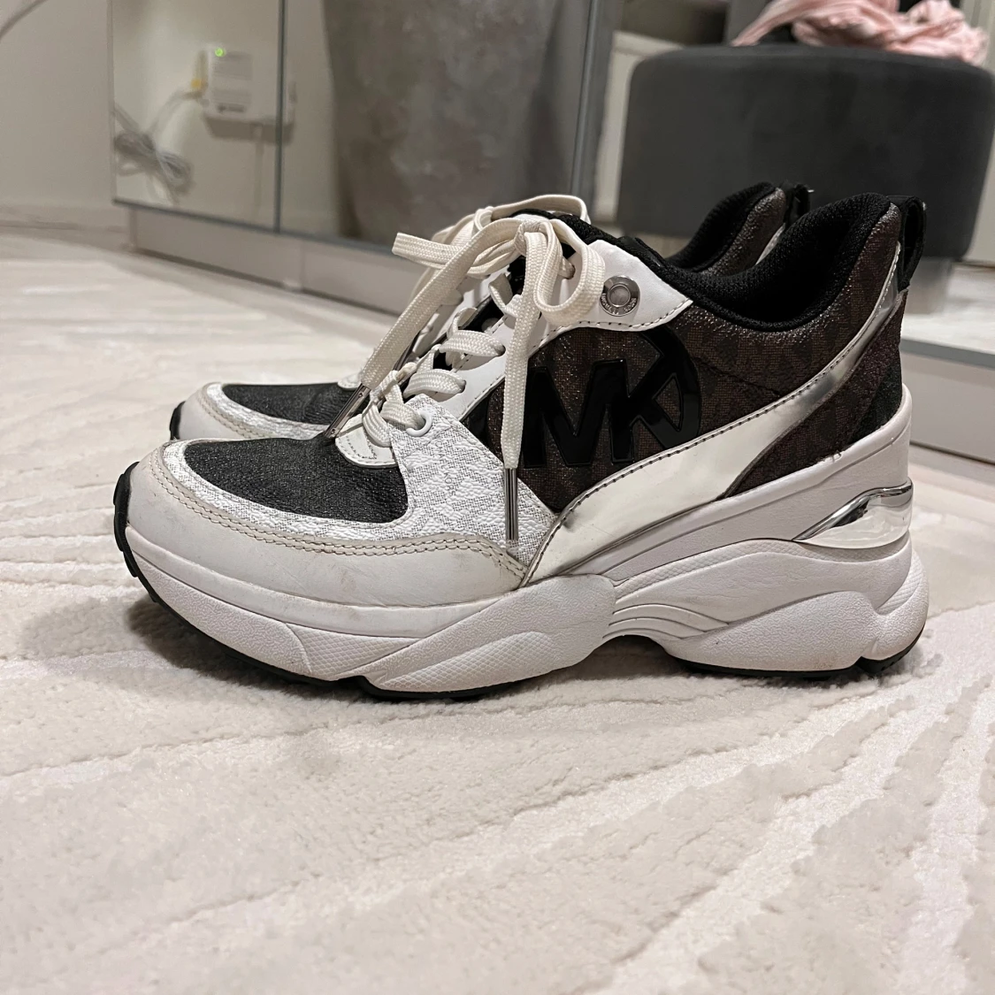 Svartvita sneakers från Michael Kors - 3