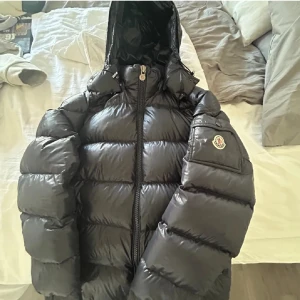 Moncler Maya - Använt den typ 10 gånger, mycket bra skick, allt tillkommer med orginalförpackning, kvitto finns på den. Rensar garderoben. Stlrk 6 (moncler storlek), kan gå ner bra i pris vid snabb affär