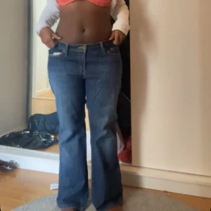 Blå Levis jeans - Säljer ett par klassiska blå Levis jeans i modellen Low Boot Cut 545. De har en låg midja och en bootcut. men får små för mig i midjan. Måtten är midja:41midja 71innerbenslängd och lår 25