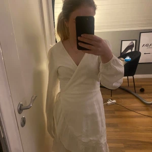 Vit omlottklänning från Bik Bok - Säljer en vit omlottklänning från Bikbok . Köpt 2023 , så finns inte på hemsidan . Använt 1 gång och är i nyskick ! Säljer pga jag inte använder den 