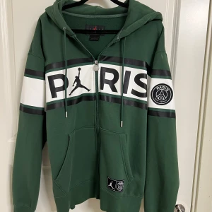 Nike Paris Jordan Dragkedja  - Helt oanvänd dragkedje tröja. I storlek M. Passar alla, var bara inte min stil. Bara att skriva ifall du har några funderingar. Pris kan diskuteras. 