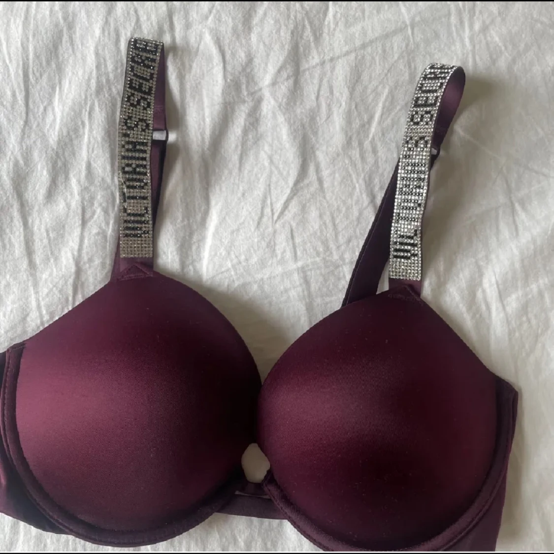 Vinröd/lilla bh från Victoria’s Secret med glittriga axelband