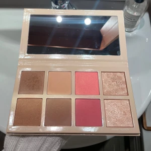 Summer Multi Use Palette från CAIA - Palett från CAIA med rouge bronzer contour och highlight. Gott skick, sparsamt använd och är rengjord.