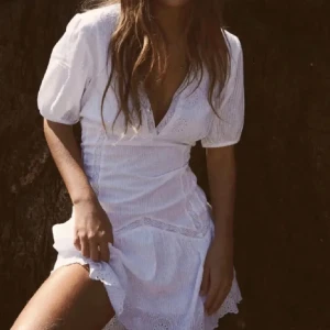 Söt sommar klänning - Säljer denna super söta sommar klänningen ifrån zara, knappt använd och i jätte jätte bra skick! ❤️❤️