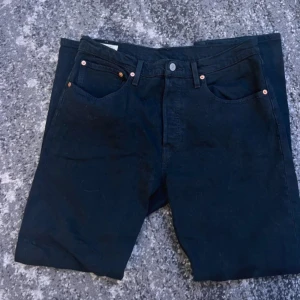 Levi’s 501 jeans - snygga svarta Levi's jeans i storlek W30 L30 i modell 501. Skulle säga att de är Midwaist💝 Midjemått 41cm rakt över Innerbensmått 70cm | Pris går diskutera!!!