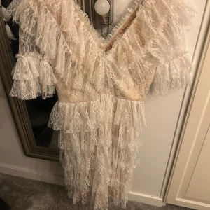 Vit spetsklänning från By Malina - Superfin by malina klänning, stl s, använd en gång!🤍