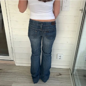 Blå bootcut jeans - Midjemått: 37x2 Innebenslängd: 81 cm