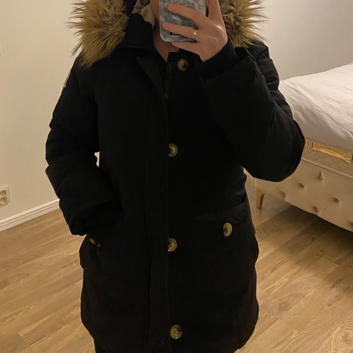 Svart parkajacka med fuskpäls