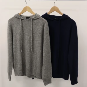 Merinoull & Kashmir hoodies (Nya) - Tjena! Säljer helt nya tröjor i 70% merinoull och 30% Kashmir från mitt klädföretag. Tröjorna är helt nya och ligger inplastade. Just nu finns endast storlek Large. Kolla mina tidigare annonser för mer info eller hör av dig! Tröjorna säljs styckvis!