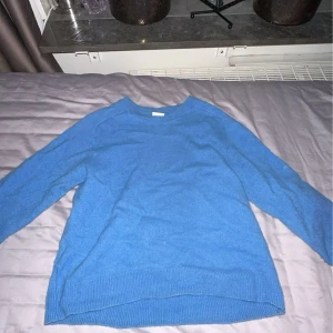 Blå tröja från C.W. - Säljer en blå tröja från C.W. i storlek S. Tröjan har en enkel design med långa ärmar och ribbade kanter vid ärmslut och nederkant. Perfekt för en avslappnad stil.