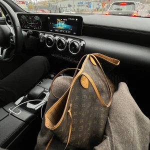 Brun axelväska från Louis Vuitton - Säljer en klassisk brun axelväska från Louis Vuitton med det ikoniska monogrammönstret. Väskan har läderdetaljer och en dragkedja på insidan. Perfekt för dig som vill ha en stilren och tidlös accessoar. Dock är bandet lite sliten så den behövs nog lämnas in hos skräddaren. Tryck Inte på köp nu utan kontakta mig först. 