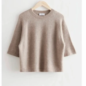 Other Stories stickad tröja - Säljer den trendiga stickade tröjan, jättefin skick bara att det finns en liten defekt (lite rosa vid halsen) men knappast något som syns när man har på sig den, köptes för 790kr, säljer min för 400, vid snabb affär 350kr