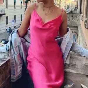 Zara strl XS Rosa satinklänning  - Snygg rosa långklänning i satin med smala axelband. Perfekt för en somrig dag eller kväll. Strl XS. Fint skick! . 