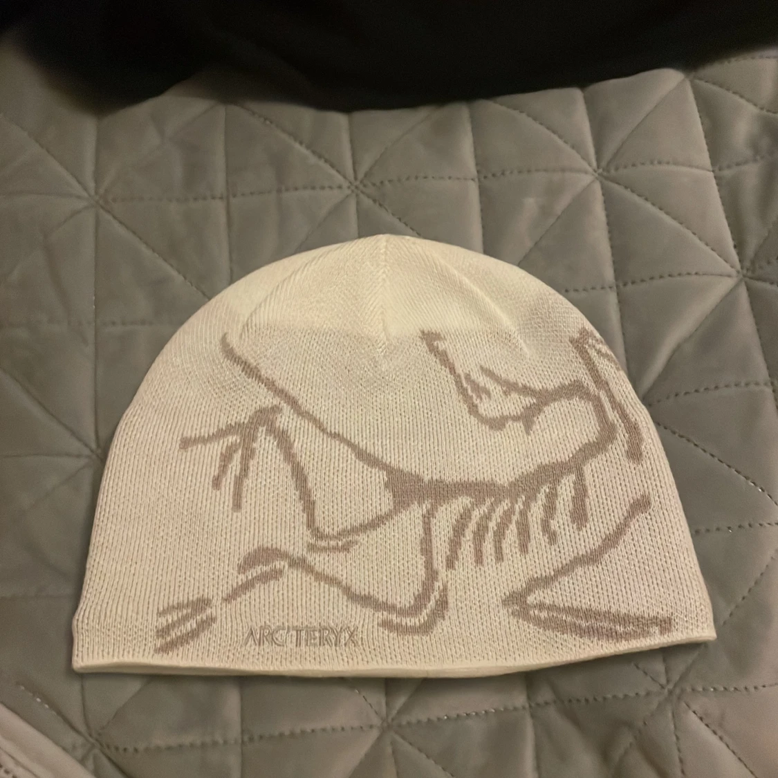 Vit mössa med tryck från Arc'teryx