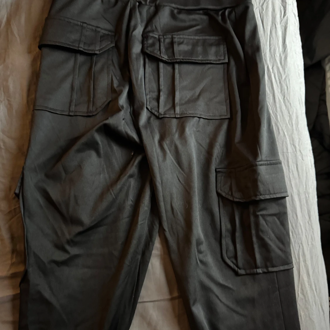 Svarta cargobyxor från Shein Curve