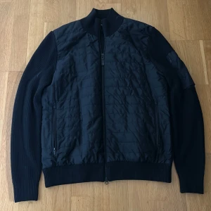 Svart cardigan jacka från J.Lindeberg - Tjena! säljer nu denna snygga cardigan jacka från J.Lindeberg, Perfekt nu till våren. Skick 9/10 endast använd ett fåtal gånger. Hör av er vid eventuella funderingar!