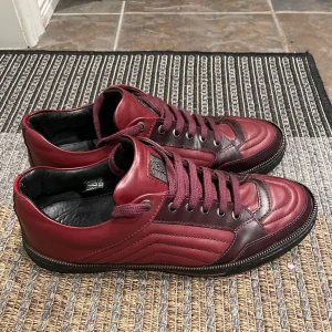 Versace skor - Snygga vinröda Versace skor, som aldrig är använda! Storlek 43. Pris kan diskuteras.