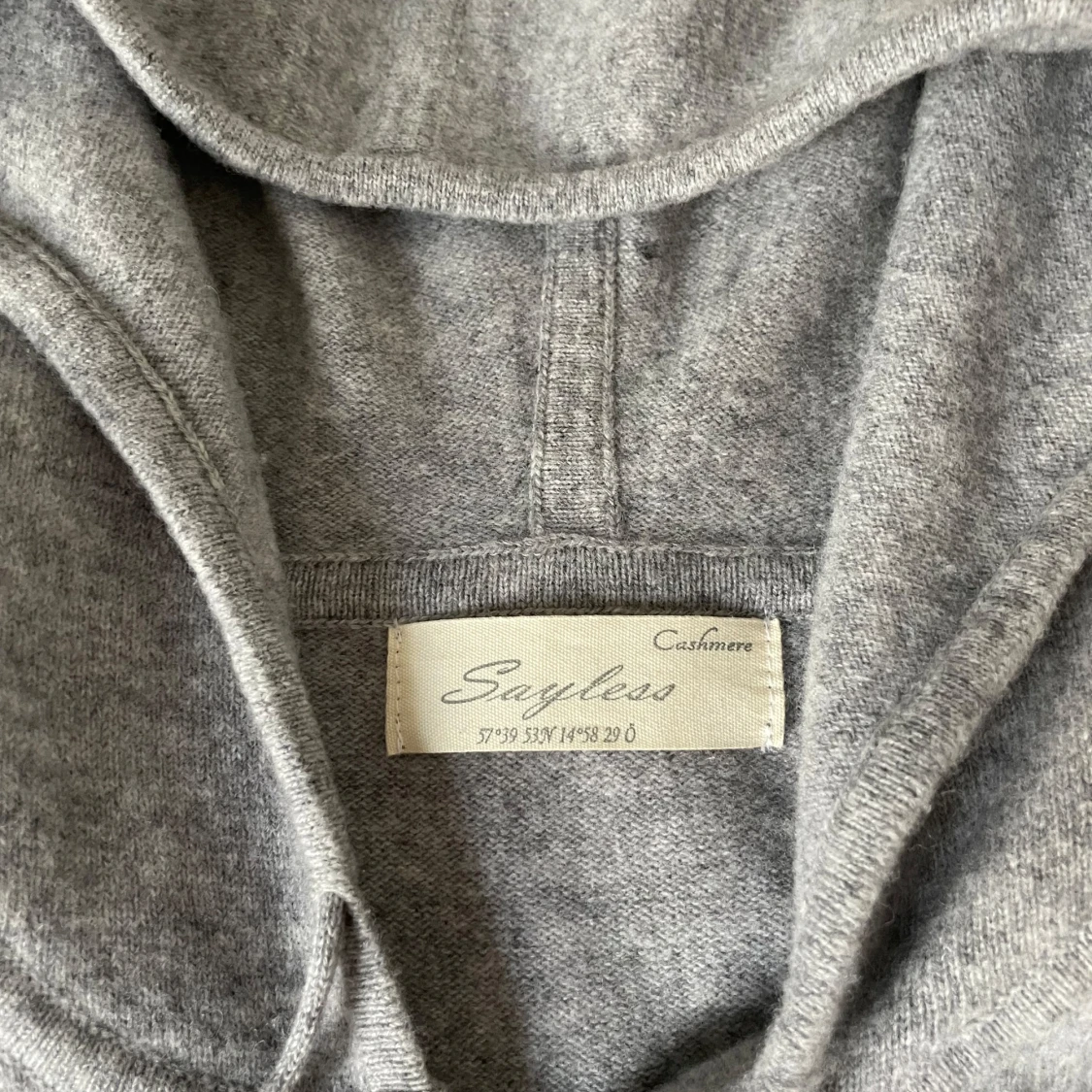 Grå hoodie från Sagless - 2