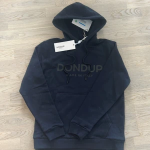 Dondup hoodie helt ny - Helt ny | slutsåld överallt | size s | modell 180 63 kg | marinblå | fraktar spårbart inom 24 timmar med PostNord eller instabox |