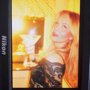 Svart spetsblus - Elegant svart spetsblus med långa ärmar och offshoulder-design. Perfekt för en utekvällar med vackra spetsdetaljer som ger en romantisk känsla.