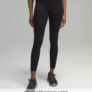 Lululemon tights   - Säljer dessa svarta Lululemon tight som är nästintill oanvända😚helt slut på hemsidan!! Modellen är lite kortare och går ungefär lite längre än anklarna 🤍