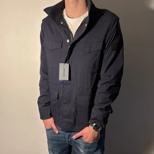 Marinblå fieldjacket från Pierre cardin (helt ny) - Säljer en riktigt fet marinblå fieldjacket från Pierre cardin | Perfekt nu till våren 🤩| Helt ny med taggs och klädhängaren ingår | Retail 3200 | Storlek 46 sitter som M | Pris går att diskuteras vid snabb affär så tveka inte på att fråga vid intressen!