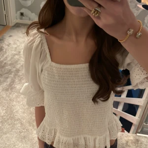 Vit volangtopp - En jättefin vit volangtopp/blus med smock som man även kan ha off-shoulder från pieces💕 inga defekter och sparsamt använd, nypris 400