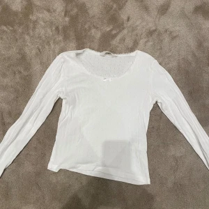 Långärmad vit tröja  - Jättegullig tröja med lite spets i halsringen från Hm.