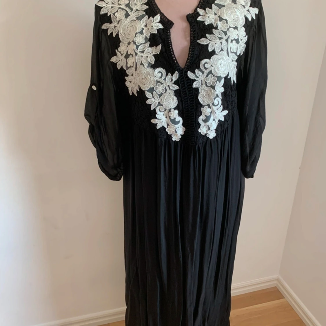 Svart klänning med broderade blommor