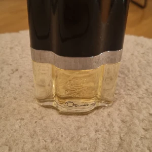 Parfym från Oscar de la Renta - Elegant parfymflaska från Oscar de la Renta 30 ml, endast provad. Nypris ca 700 kr. Oscar från Oscar de la Renta skapades av Modehuset år 1977. En klassisk orientalisk blommig doft som levererar en retro känsla av sofistikering och klass. 