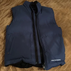 Peak performance väst  - Den är använd men den ser ganska ny ut och fräsch 