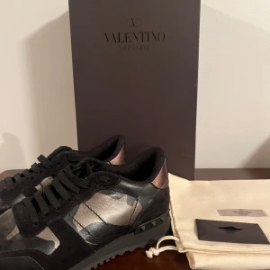 Valentino Rockrunners - Säljer nu mina par Valentino rockrunners pga: kom ej till användning. Storlek 40 -Pris: 2700 -Skick: 9/10.  allt og ( ingår: box, 2 dustbags ). Om ni har några frågar om skorna är det bara att kontakta mig 🙂priset är ej hugget i sten 