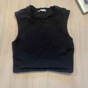 Svart topp - Crop top från Zara! Aldrig använd 