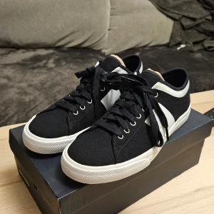 Fred Perry storlek 41 (Oanvända) - Fred Perry storlek 41 (Underspin tipped cuff twill). Helt oanvända.