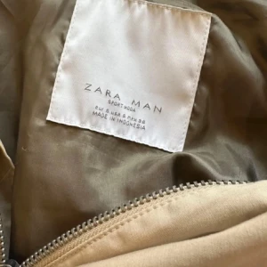 Beige jacka från Zara Man - Säljer en stilren beige jacka från Zara Man. 