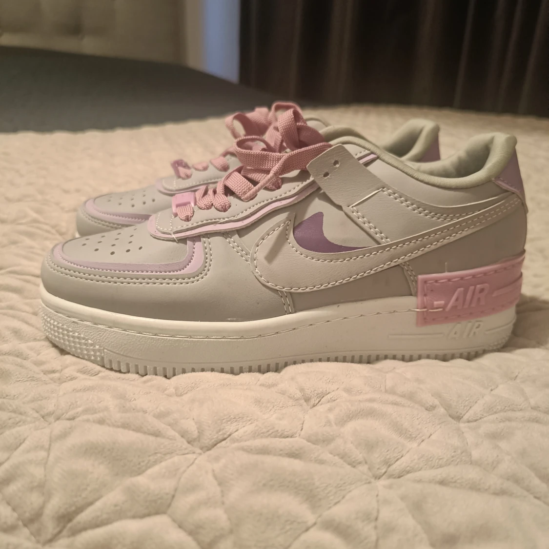 Nike Air Force i grått och lila - 1