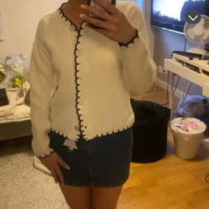 Vit kofta med svarta detaljer från Boohoo - Säljer en söt vit kofta från Boohoo med svarta kantdetaljer 🖤fint skick