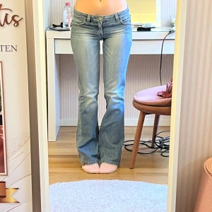Bootcut jeans - Lågmidjade bootcut jeans från edc by esprit!! Storlek w28 l34. Innerbenslängd 80 cm och midjemått rakt över 40 cm. Använd köp nu💕