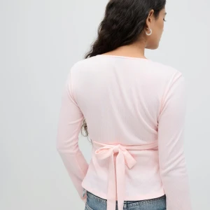 Tie Top -  Rosa tie top från gina tricot super fin men passar inte mig i smaken har använts en gång.