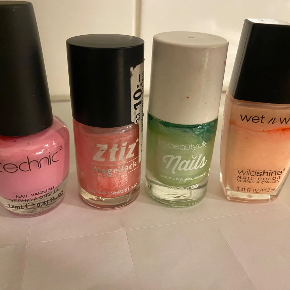 Fyra nagellack i olika färger - 2