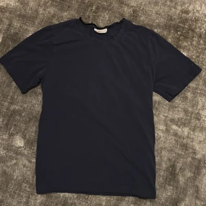 Marinblå t-shirt - En klassisk marinblå t-shirt med rund hals och korta ärmar. 