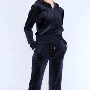 Juicy set marinblå  - Juicy set i marinblå. Tröjan är xs och byxorna är xxs. Både byxorna o koftan är i bra skick då dom knappt är använda. Passar mig som är 167. Skriv för fler bilder eller frågor. Nypris för båda är 2500, mitt pris 500 då dom är i nyskick (pris kan diskuteras)