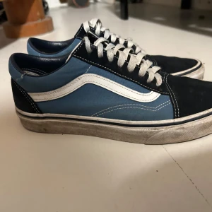 Blå Vans skor - Använda men endå bra skick. Riktigt fina Vans skor 