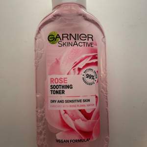 Garnier SkinActive Rose Soothing Toner är en vegansk toner för torr och känslig hud. Berikad med rosenvatten och 99% naturliga ingredienser, ger den en lugnande effekt. Perfekt för att fräscha upp huden och förbereda den för återfuktning. Säljer då redan jag har för mycket olika scincare. Pris kan diskuteras.