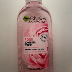 Toner Garnier - Garnier SkinActive Rose Soothing Toner är en vegansk toner för torr och känslig hud. Berikad med rosenvatten och 99% naturliga ingredienser, ger den en lugnande effekt. Perfekt för att fräscha upp huden och förbereda den för återfuktning. Säljer då redan jag har för mycket olika scincare. Pris kan diskuteras.