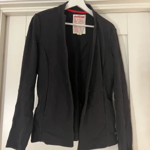 Stickad kavaj DOBBER - Superfin mer ”stickad” kavaj från dobber!! Jättebra skick 