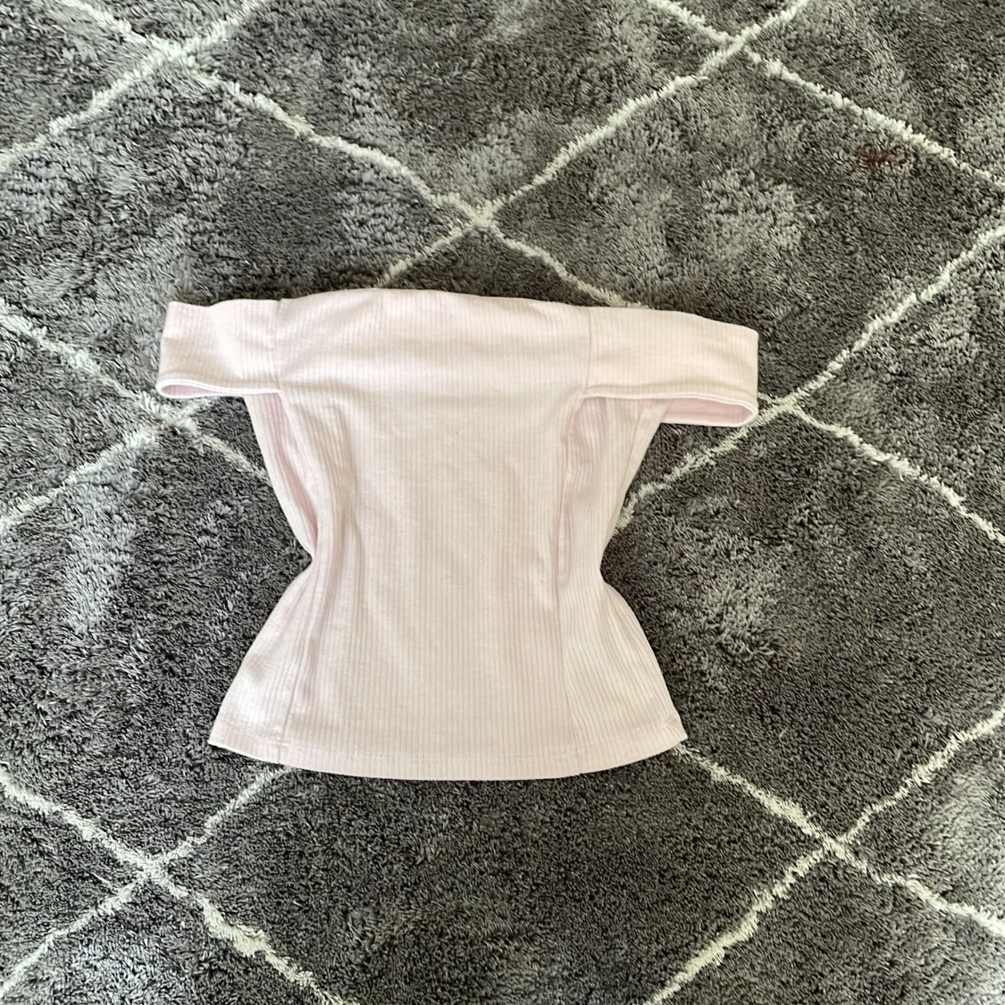 Ljusrosa offshoulder topp från BikBok