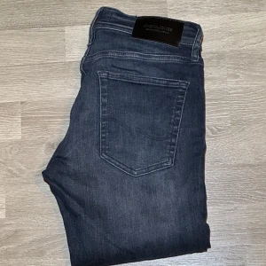 Mörkblå skinny jeans från Jack & Jones modell:Liam - Snygga mörkblå jeans från Jack & Jones använt fåtal gånger. Modell: skinny/Liam. Vid fler frågor kontakta mig. 