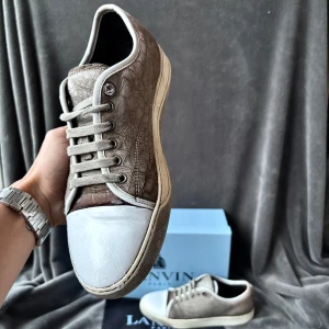 Lanvin skor - Golden goose skor i nyskick🌟| ORGINALSTORLEK: uk8/42, passar oftast upp en storlek (43), fråga om innermått vid osäkerhet | INGÅR: box | fraktar spårbart eller möts upp i Täby📍