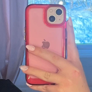 Rosa mobilskal  - Superfint mobilskal till iPhone 13💗 Knapparna på sidan är silvriga och har blivit lite slitna (sista bilden) men det är inget som syns särskilt mycket!